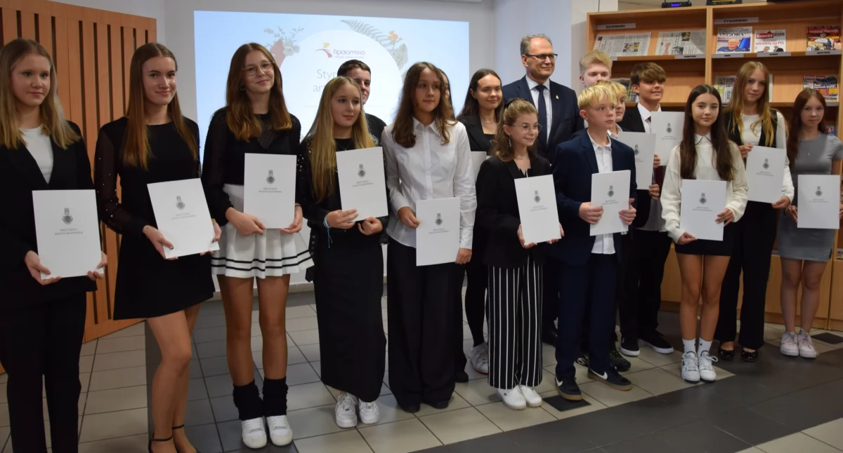 67 uczniów z radomszczańskich podstawówek odebrało nominacje stypendialne prezydenta miasta