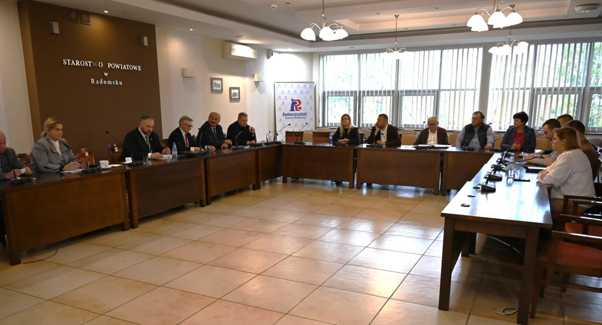 Nadzwyczajna sesja rady powiatu. 30 tys. zł trafi na zieloną szkołę dla dzieci powodzian z powiatu kłodzkiego