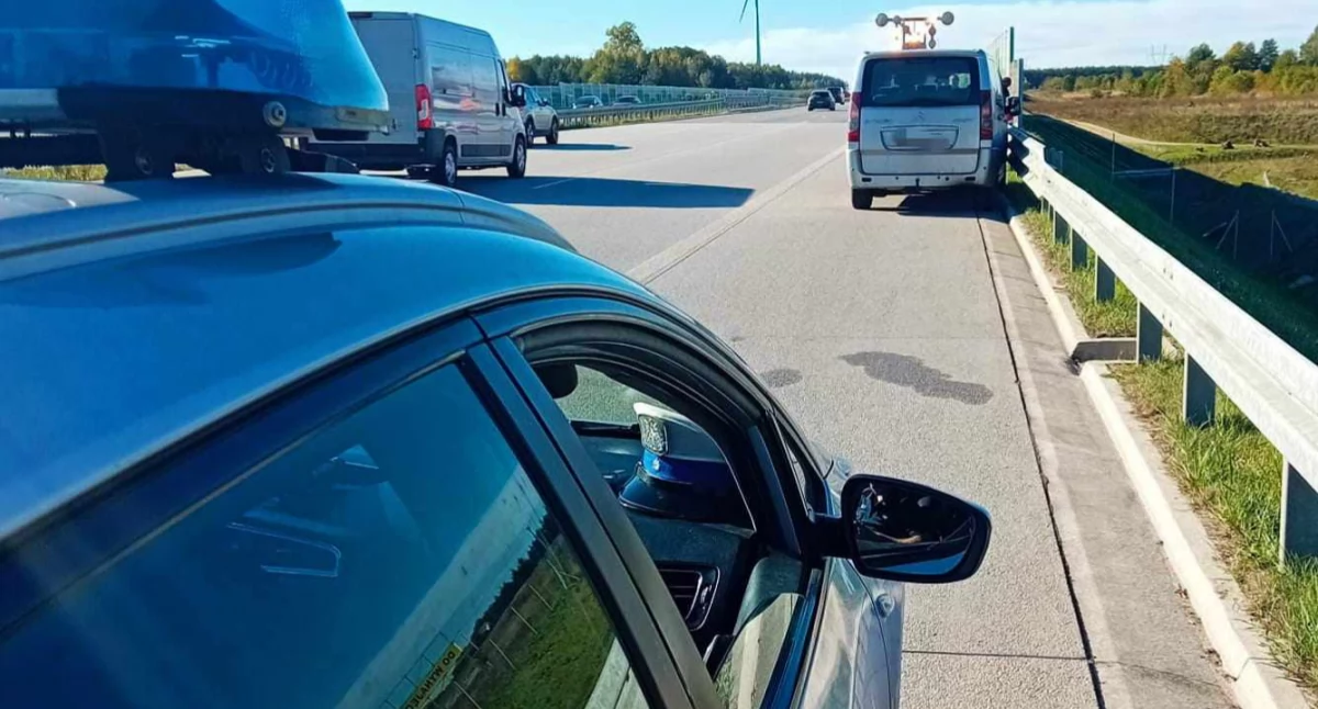 35-latek stracił panowanie nad samochodem i uderzył w bariery. Kierowca wydmuchał ponad 2 promile. I do tego nie miał uprawnień