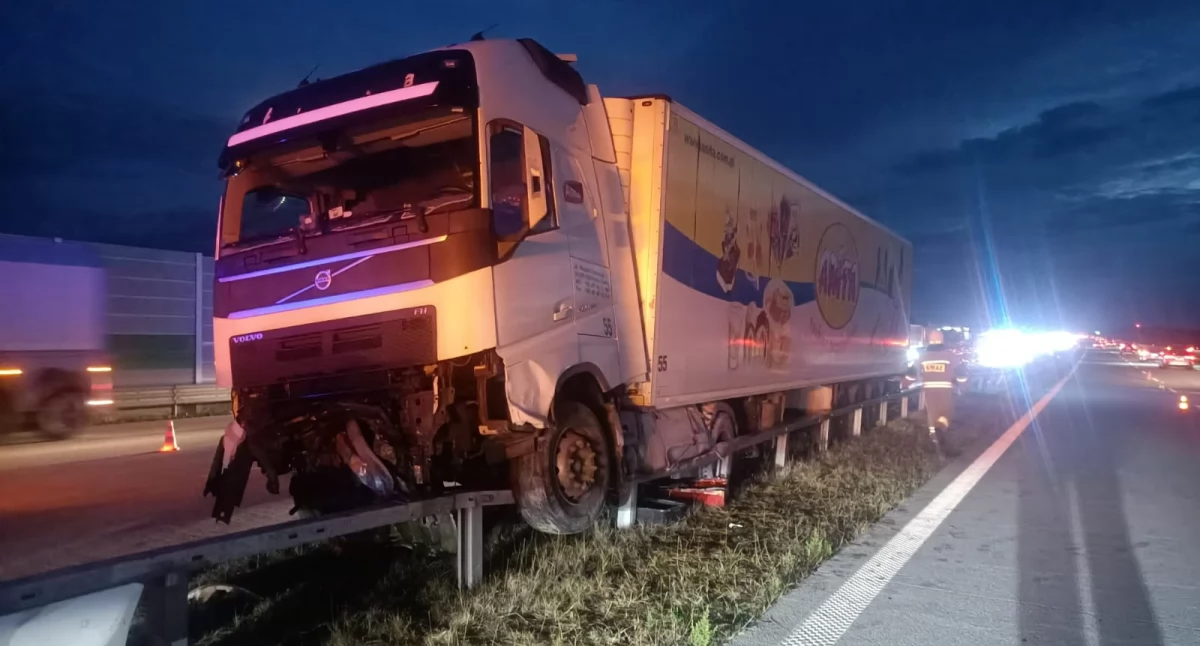Kolizja na A1. W ciężarówce wybuchła opona. Kierowca zjechał z drogi i wjechał na barierki