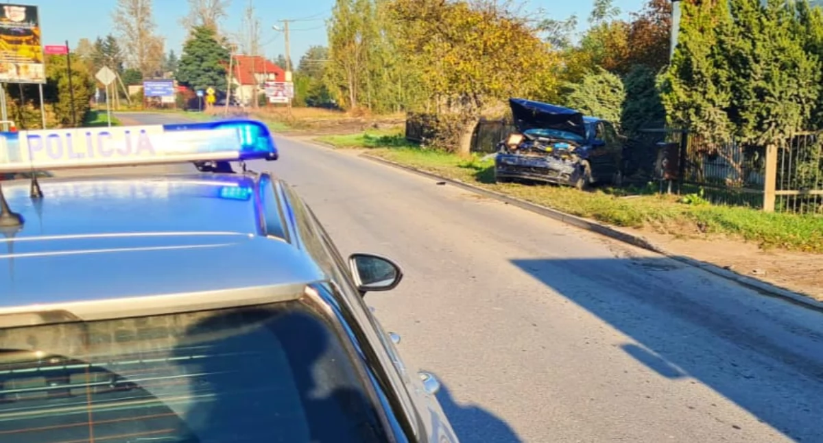 Kierowca Opla uderzył w tył MAN-a. Uciekł pieszo. 28-latek, pasażer osobówki, został odwieziony do szpitala 