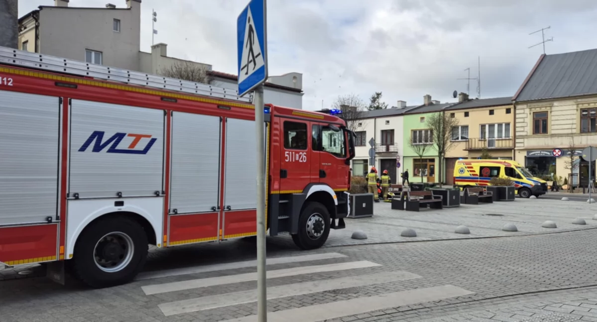 Na rogu Żeromskiego i Reymonta zasłabł mężczyzna. Nie było wolnej karetki, wysłano strażaków