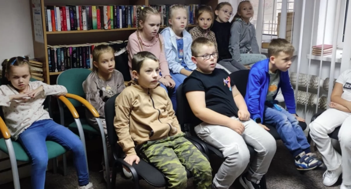 Niecodzienne spotkanie w filii Miejskiej Biblioteki Publicznej. Gośćmi byli uczniowie z PSP nr 2