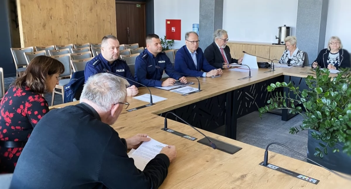 Policjanci na sesji rady seniorów. Rozmawiali o oszustwach i naciąganiu osób starszych