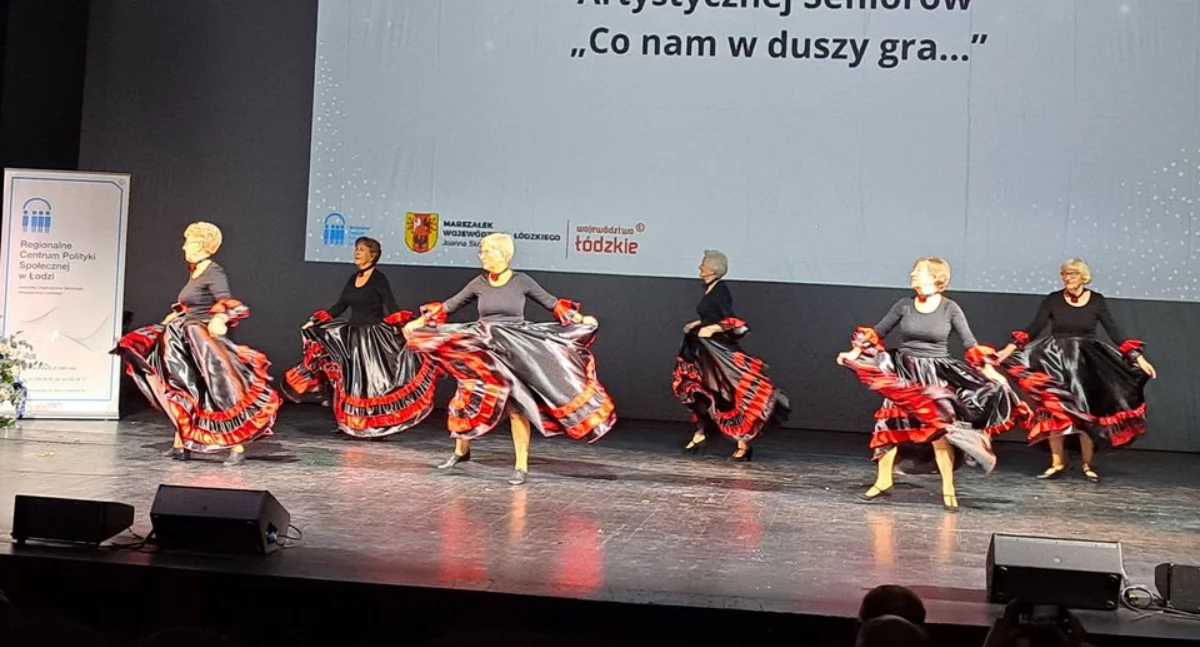„Ladies and gentlemen” z UTW Wiem Więcej najlepsi w II Przeglądzie Twórczości Artystycznej Seniorów w Łodzi