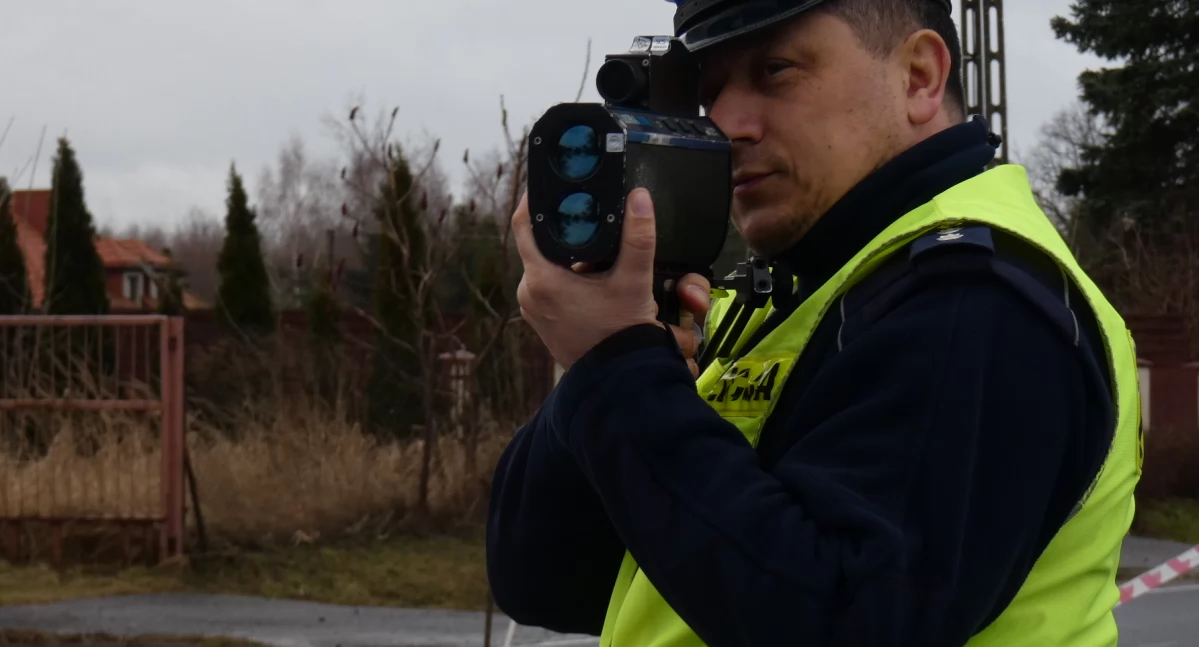 41-latka jechała 108 km/h w zabudowanym. 26-latek był tylko o 2 kilometry na godzinę “gorszy”. Nie będą prowadzić przez trzy miesiące