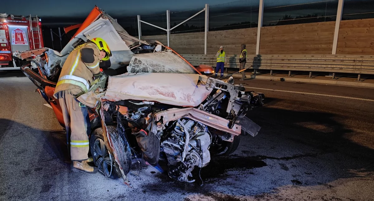 Uwaga! Wypadek na autostradzie A1 na wysokości miejscowości Dobryszyce. Przejazd w kierunku Katowic zablokowany. Policja zaleca objazd przez Kamieńska