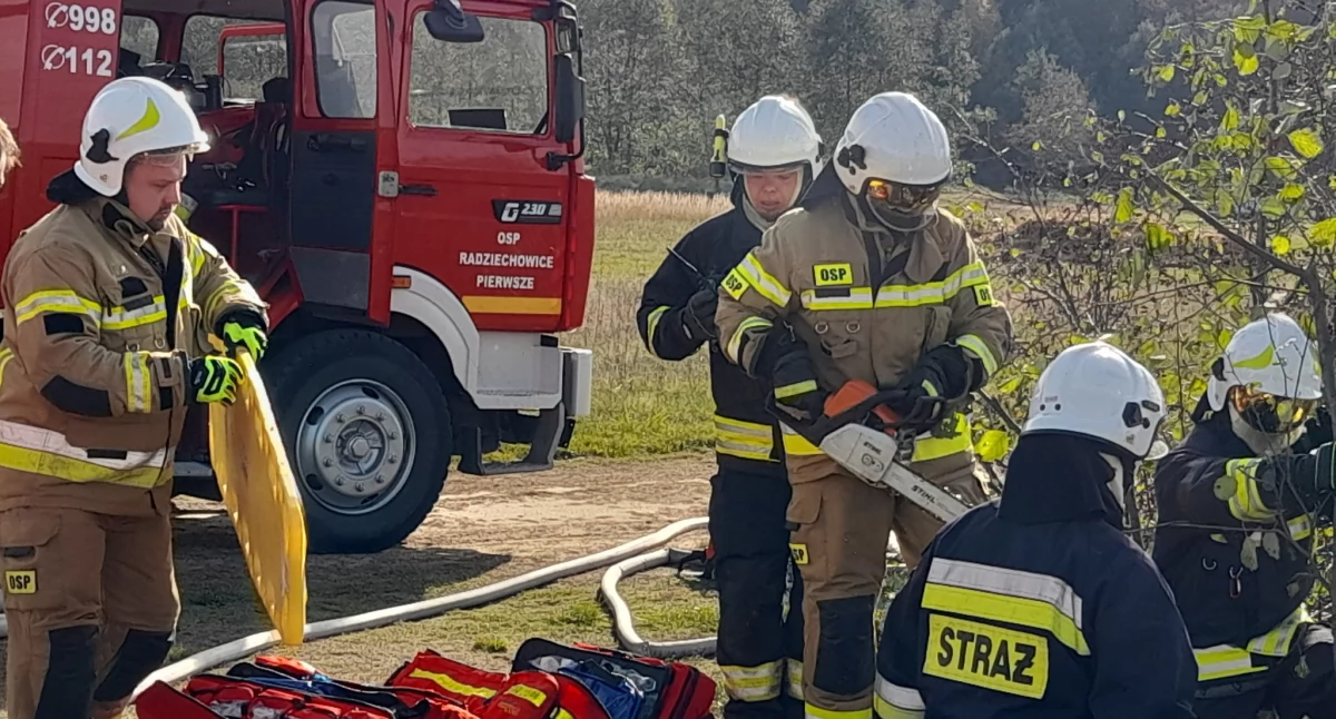 Manewry strażackie jednostek OSP z gminy Ładzice nad zalewem w Zakrzówku Szlacheckim