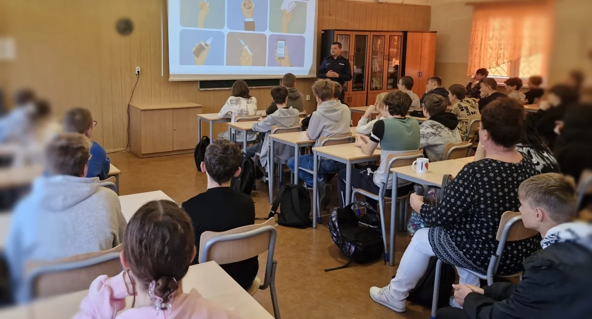 Aspirant Kaczmarek do uczniów Elektryka: - Agresja, przemoc i cyberprzemoc nie są nigdy rozwiązaniem problemu