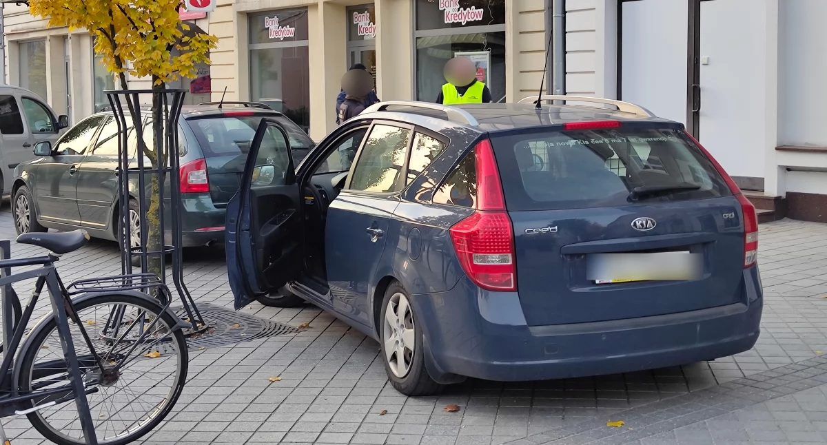Obława na punkty z automatami. Funkcjonariusze KAS-u w centrum Radomska. Kontrolują kilka lokali jednocześnie