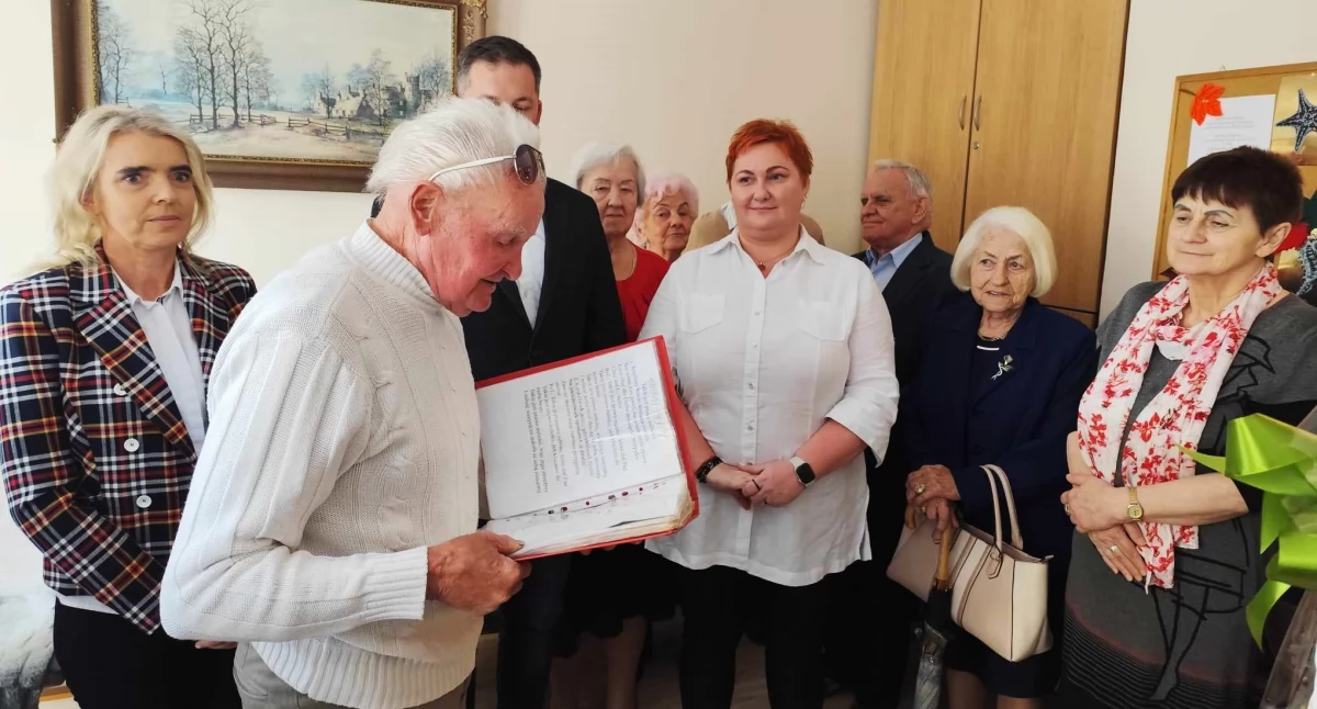 Seniorzy świętowali. Był słodki upominek i życzenia
