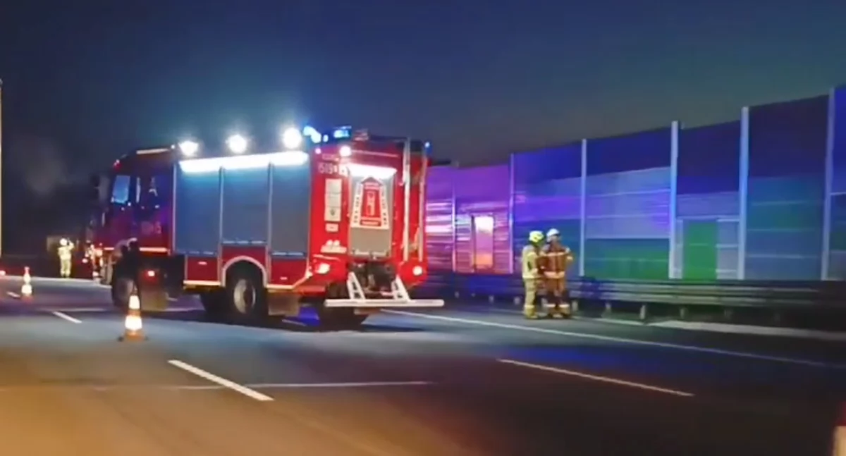 [WIDEO] Pożar naczepy na autostradzie A1. Na miejsce wysłano trzy zastępy straży pożarnej 