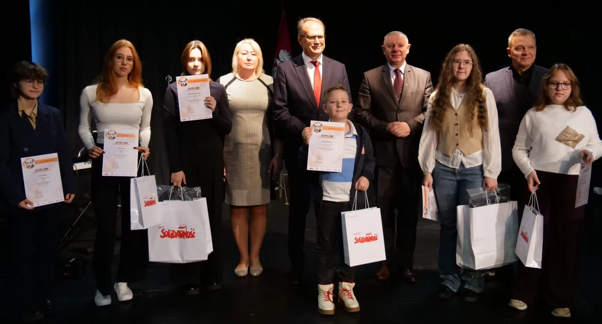 Plastyczne interpretacje słów bł. ks. Jerzego Popiełuszki „Zło dobrem zwyciężaj”. Wręczono nagrody w konkursie plastycznym
