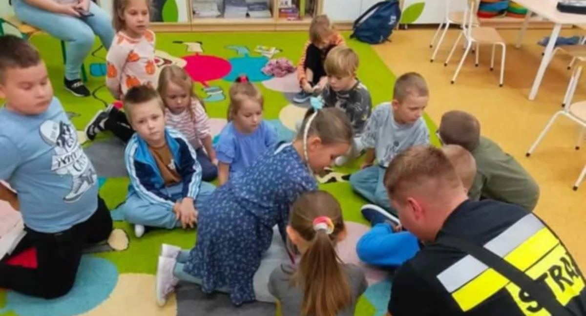 OSP KSRG Wielgomłyny w akcji edukacyjnej. Strażacy uczyli uczniów jak robić sztuczne oddychanie. I nie tylko