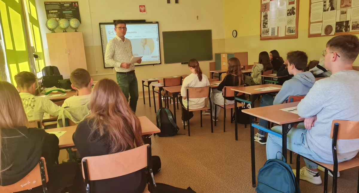 Przychodzi Rzecznik do Ucznia - warsztaty edukacyjne w Dobryszycach, czyli jak się pisze reklamację