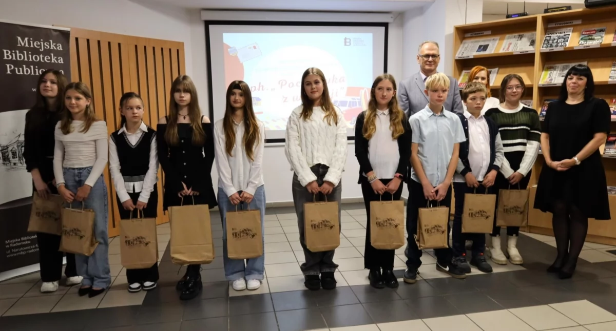 XXI edycji Ogólnopolskiego Konkursu Plastycznego „Pocztówka z wakacji” w MBP. Podano nazwiska laureatów i wręczono nagrody