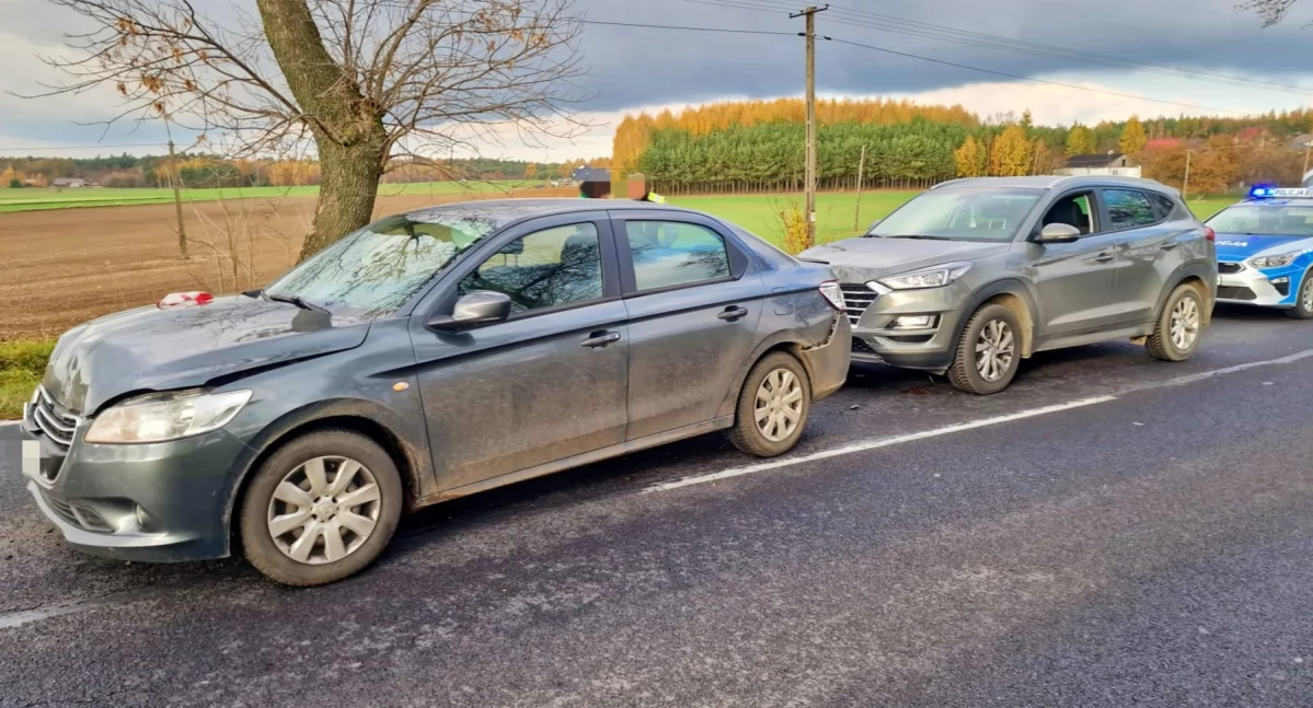 Zderzenie trzech pojazdów w Zakrzewie. Kierująca Hyundaiem uderzyła w Peugeota, Peugeot w autobus 