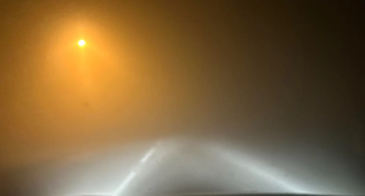 Uwaga! WCZK w Łodzi ostrzega przed gęstą mgłą. Miejscami widoczność spadnie do 200 metrów