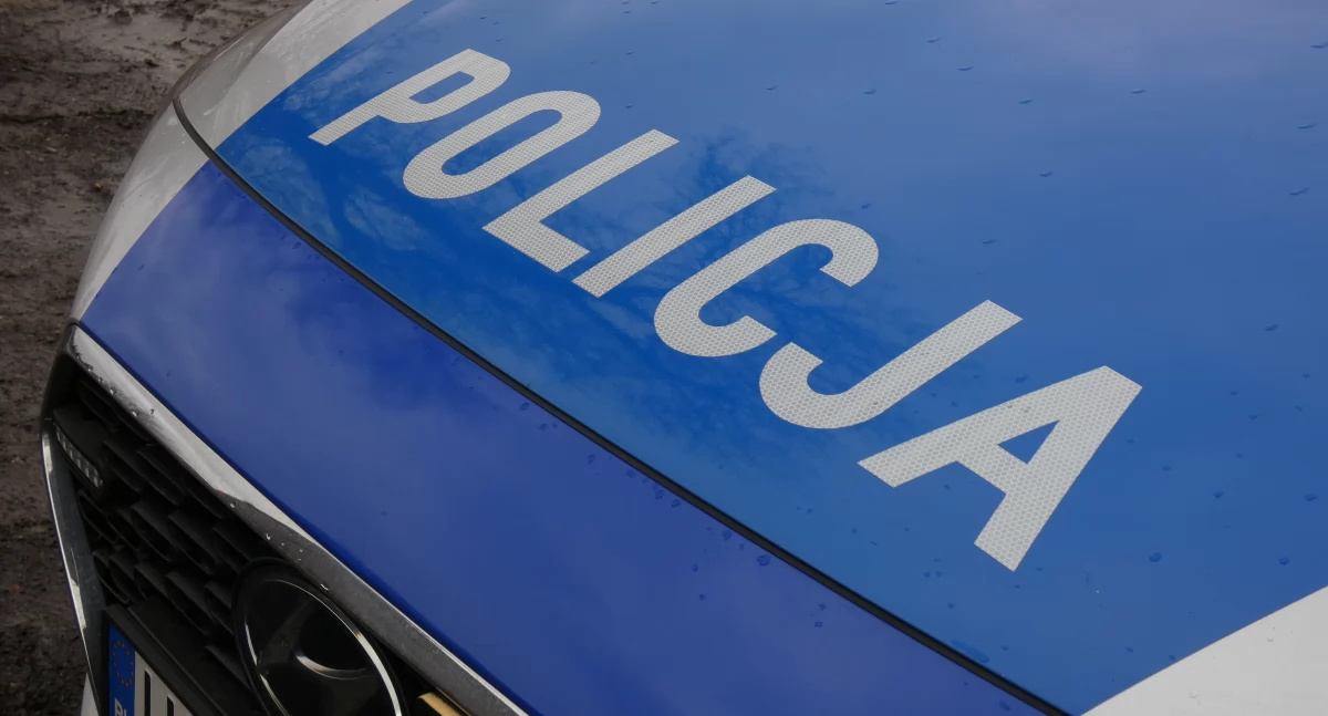 41-letni kierowca BMW chciał się schować przed policją. Wjechał na pierwsze lepsze podwórko