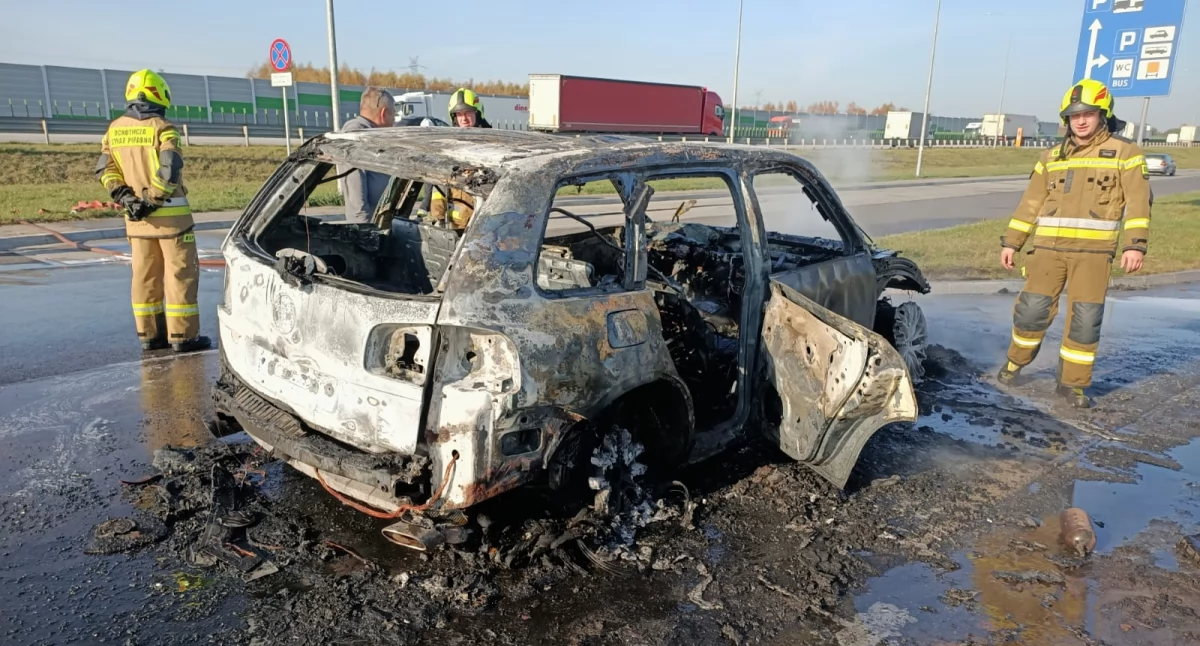 Pożar samochodu na MOP-ie w Słostowicach. Z Volkswagena nic nie zostało