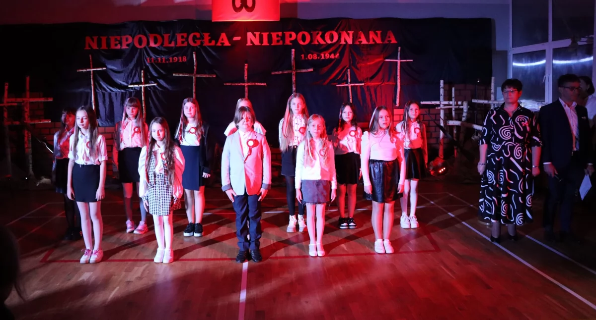 Patriotyczny wieczór - „Niepodległa - Niepokonana”. Koncert w Publicznej Szkole Podstawowej nr 8 