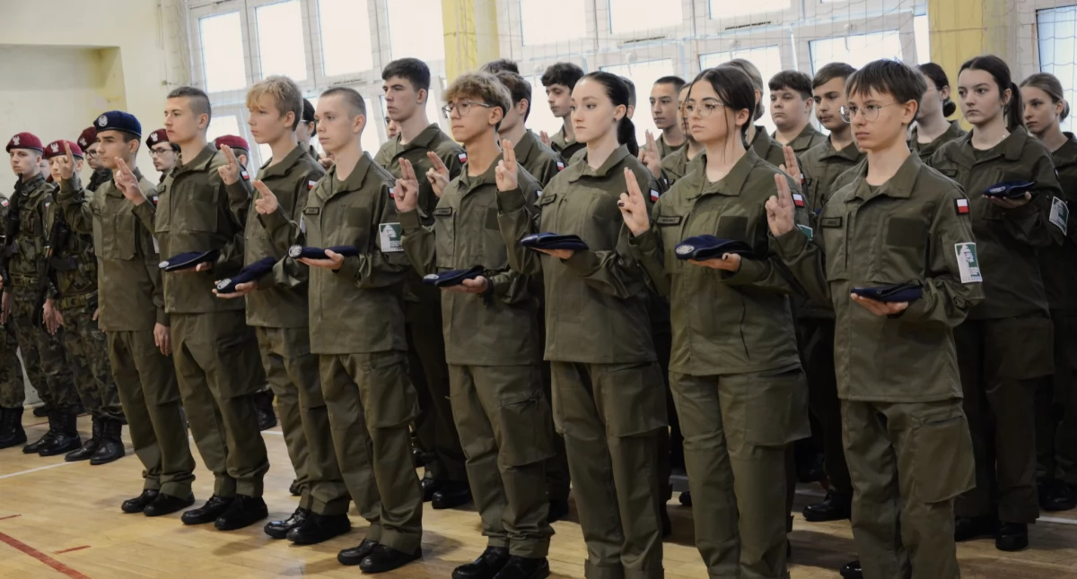 Ślubowanie uczniów klas pierwszych w Zespole Szkół Drzewnych i Ochrony Środowiska