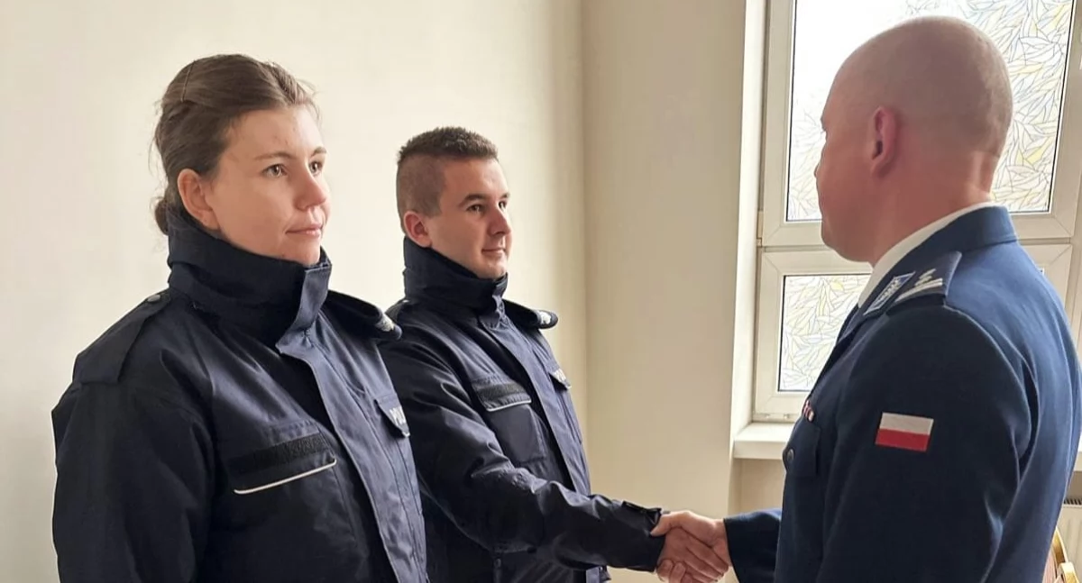 Dwoje nowych policjantów w komendzie powiatowej w Radomsku. Właśnie złożyli ślubowanie