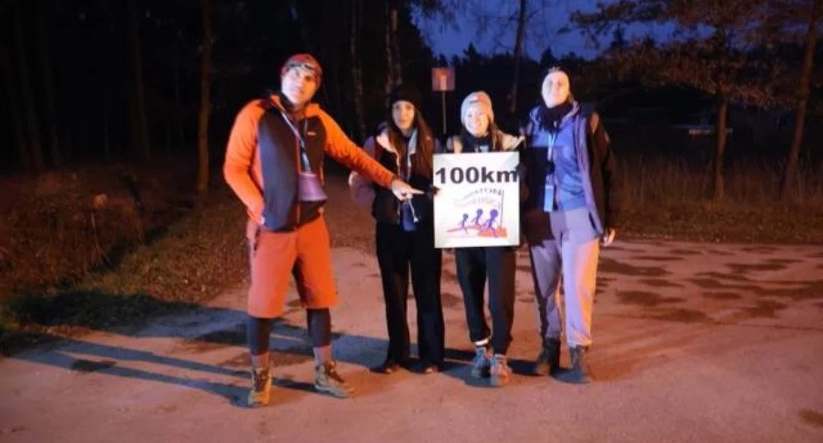 Pieszy Maraton Niepodległości. Na starcie ponad 150 osób. 100 kilometrów pokonało 13 z nich