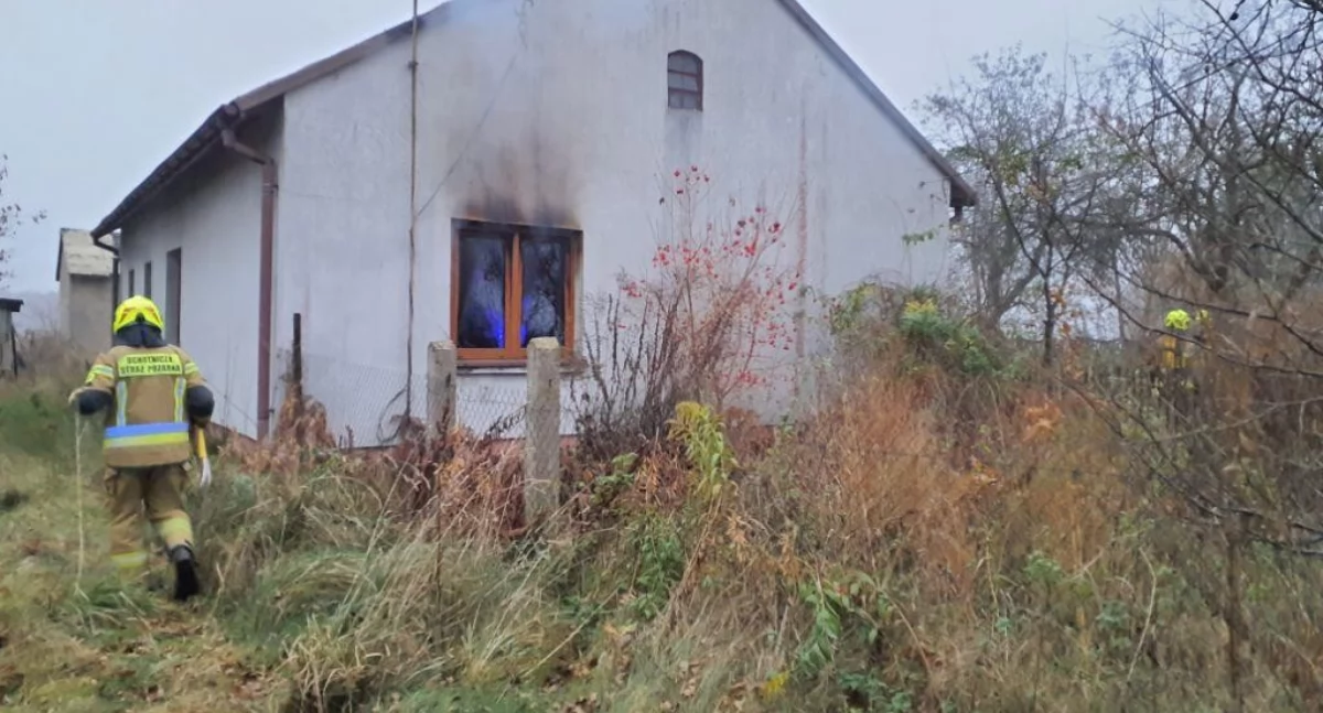 Pożar domu w Szpinalowie w gminie Kamieńsk. Trwa akcja gaśnicza