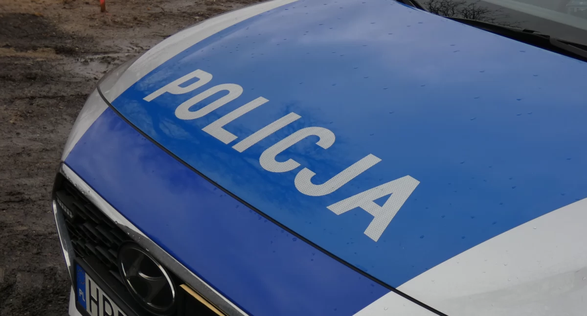 32-letni kierowca Jeepa zbyt gwałtownie szarpnął kierownicą. Samochód dachował