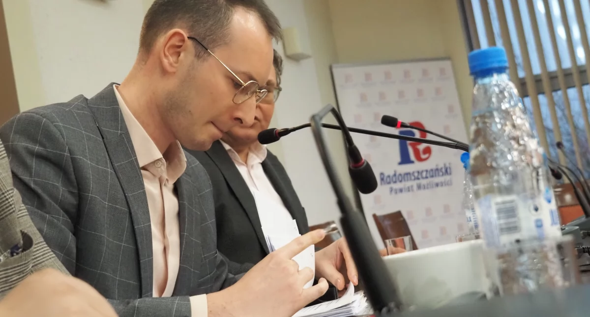 Czy radny Gniatkowski powinien stracić mandat? Twierdzi, że jest prześladowany, ale wątpliwości co do jego miejsca zamieszkania są