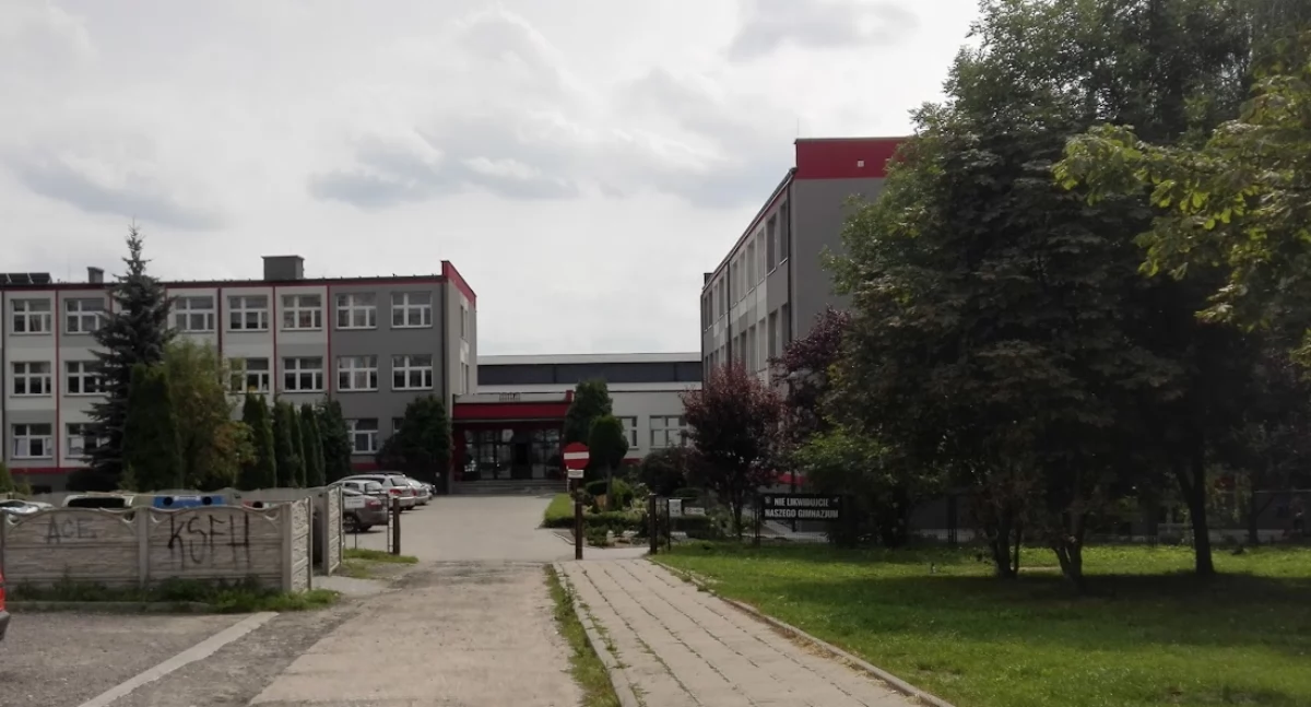 - Jakiś podejrzany mężczyzna kręci się przy szkole. Policjanci szukali kogoś, kto miał się obnażać i zaczepiać przechodniów