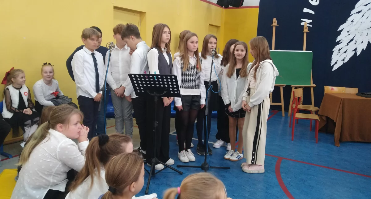 Niepodległość uskrzydla. Uczniowie Zespołu Szkolno-Przedszkolnego w Dobryszycach uczcili 11 Listopada.