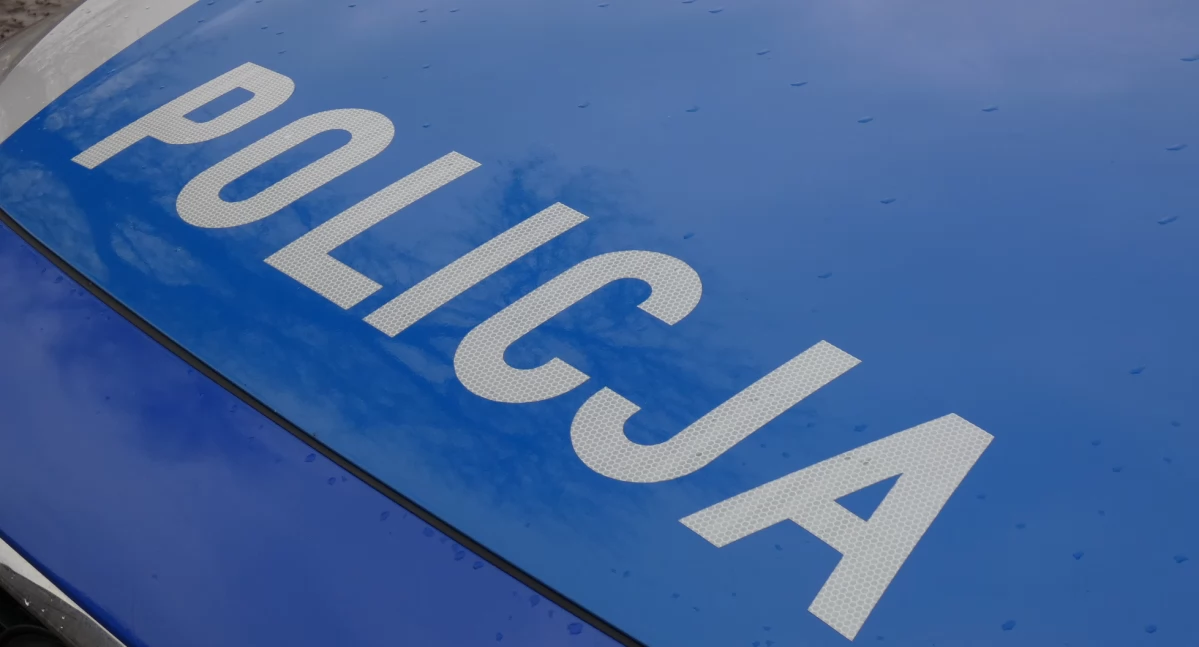 Policjanci zatrzymali Audi, bo kierowca nie miał włączonych świateł. A potem poprosili, żeby dmuchnął w alkomat
