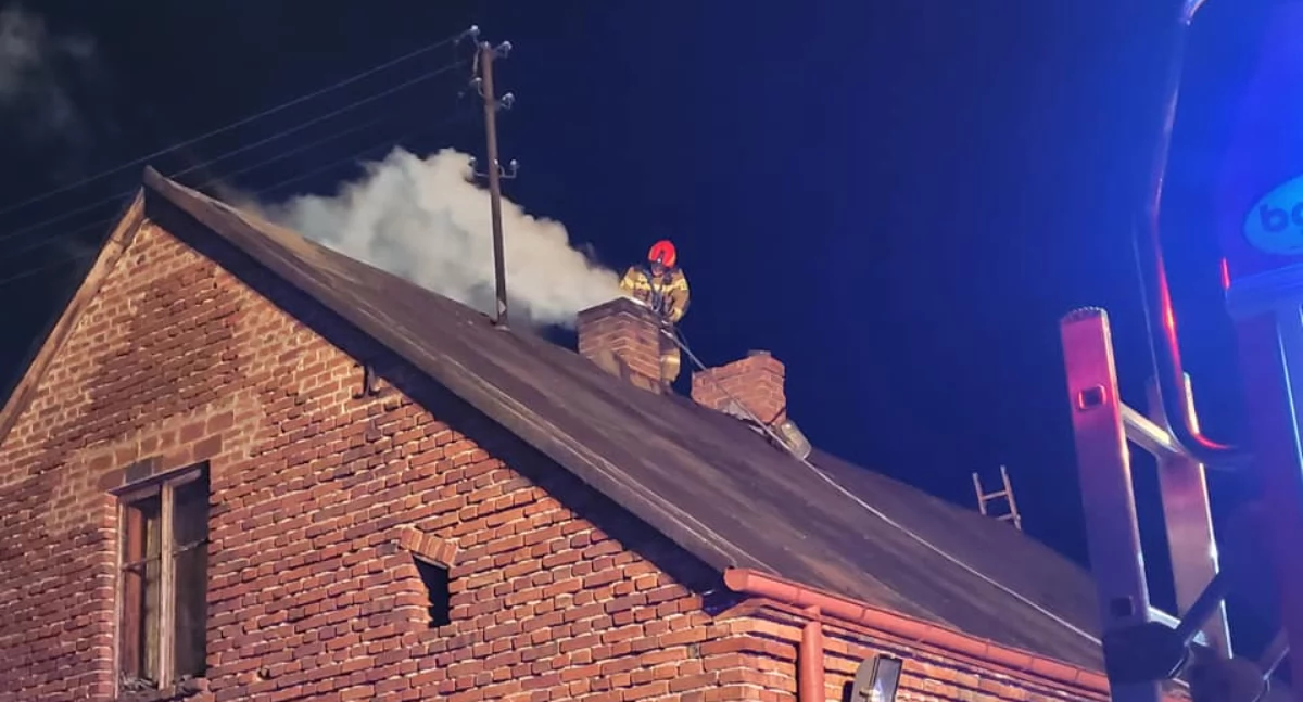 Pożar sadzy w kominie domu w miejscowości Przybyszów. Dyżurny wysłał dwie jednostki straży