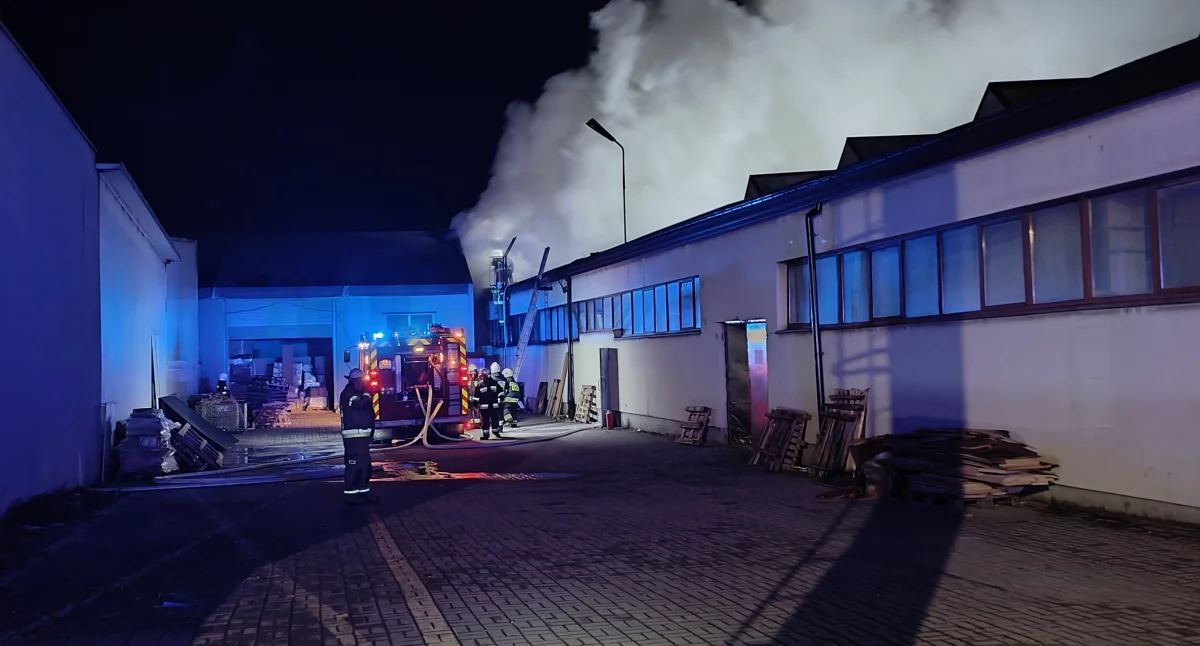Pożar w zakładzie stolarskim w Przedborzu. Ewakuowano 10 osób, dwóm pomocy udziela pogotowie