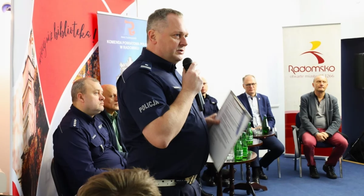 Miejska Biblioteka Publiczna. Debata „Bezpieczny - trzeźwy kierowca”. Z udziałem uczniów szkół średnich