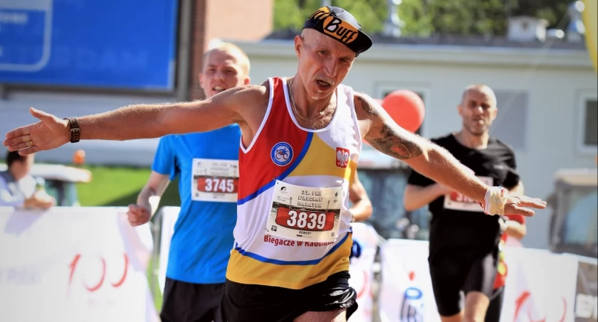 Robert Gołębiowski z KBKS Radomsko: - Z kronikarskiego obowiązku... Radomszczanin właśnie ukończył swój setny maraton
