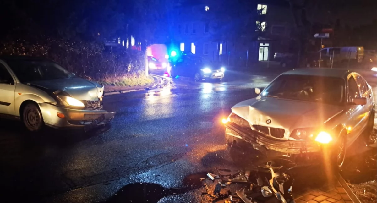Zderzenie BMW i Forda na ulicy Krasickiego. Sprawcą kolizji 18-latek