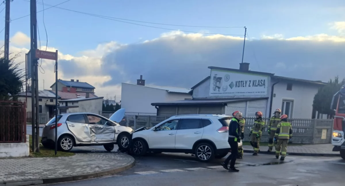 Wypadek na ulicy Wróblewskiego. Zderzenie dwóch samochodów. 47-latka odwieziona do szpitala