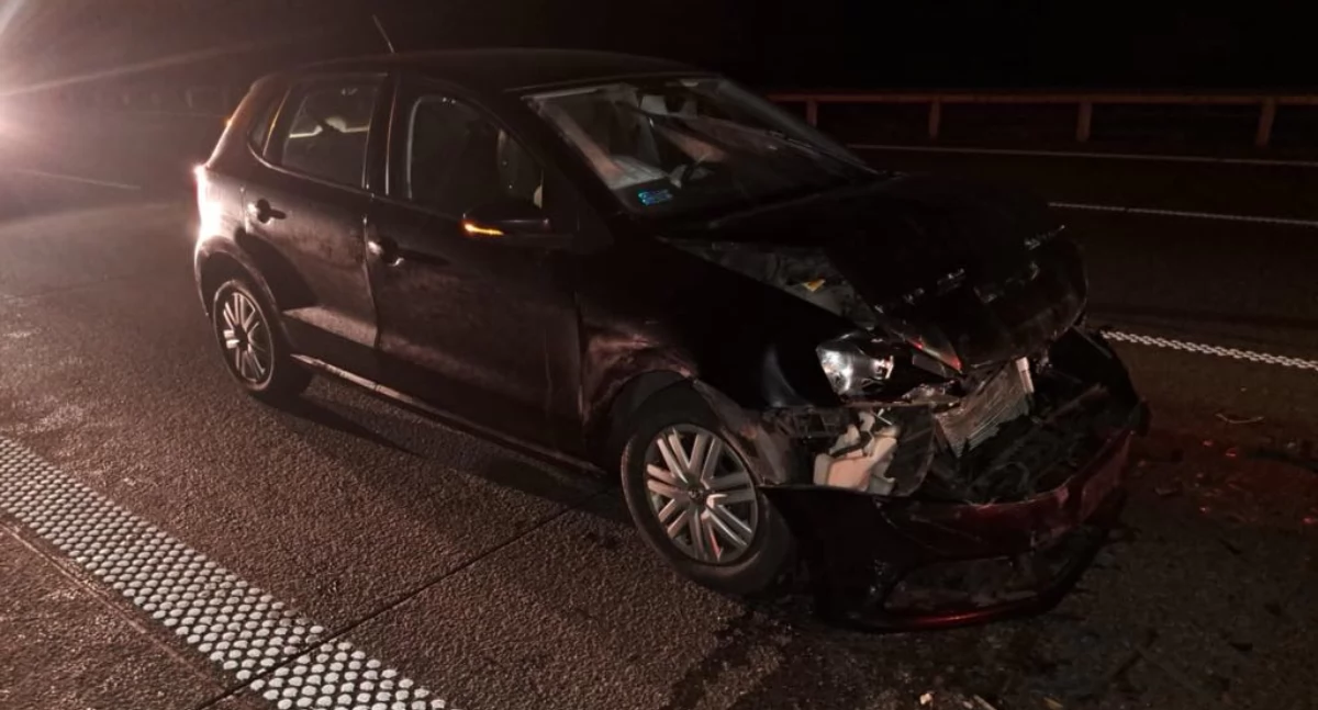 Kolizja na autostradzie A1. Kierowca Volvo wjechał w bariery energochłonne