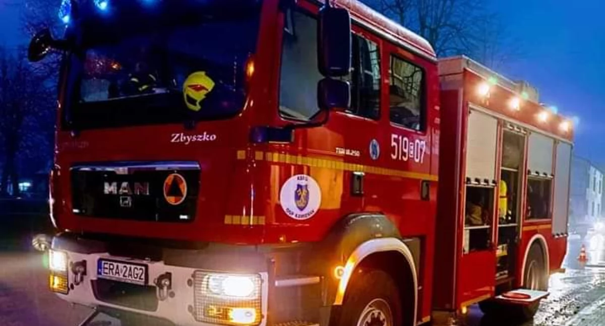 Sąsiedzi nie widzieli 63-latki od kilku dni. Z mieszkania dochodziły dźwięki telewizora. Strażacy otworzyli drzwi siłą