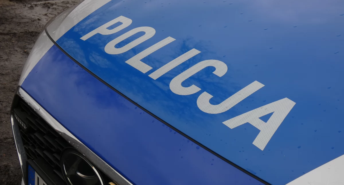 22-latek przejechał na czerwonym. Zachowywał się dziwnie, więc czerwone światło włączyło się policjantom. Mieli nosa