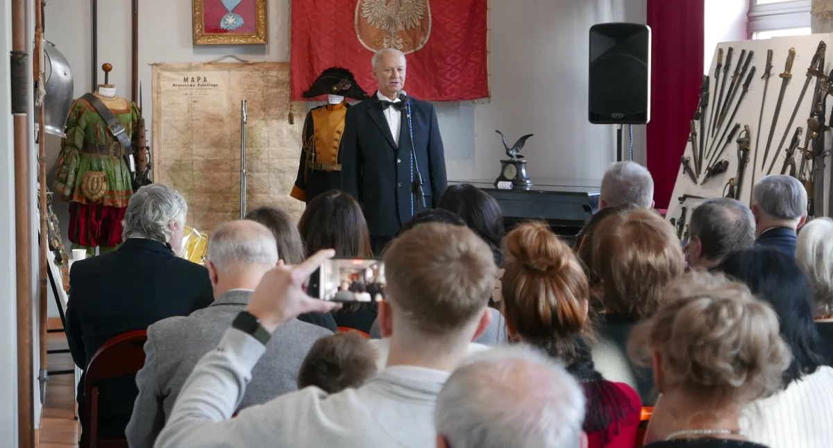 [ZDJĘCIA] Członkowie Klubu Kolekcjonera świętują 40-lecie. Uroczysta gala w galerii Muzeum Regionalnego