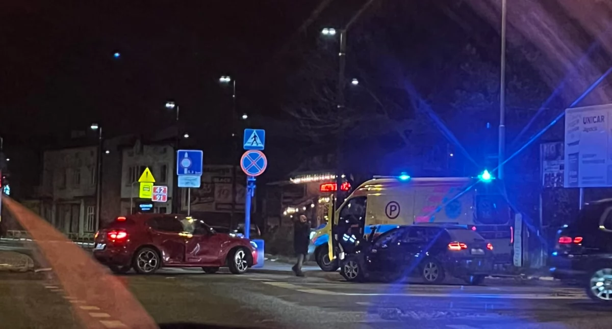Zderzenie dwóch samochodów osobowych na skrzyżowaniu ulicy Krakowskiej z Piastowską. Sprawcą kolizji 50-latek