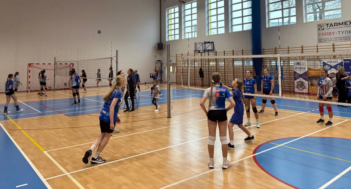 Powiatowy Turniej Minisiatkówki w Powiatowej Hali Sportowej przy ulicy Szkolnej