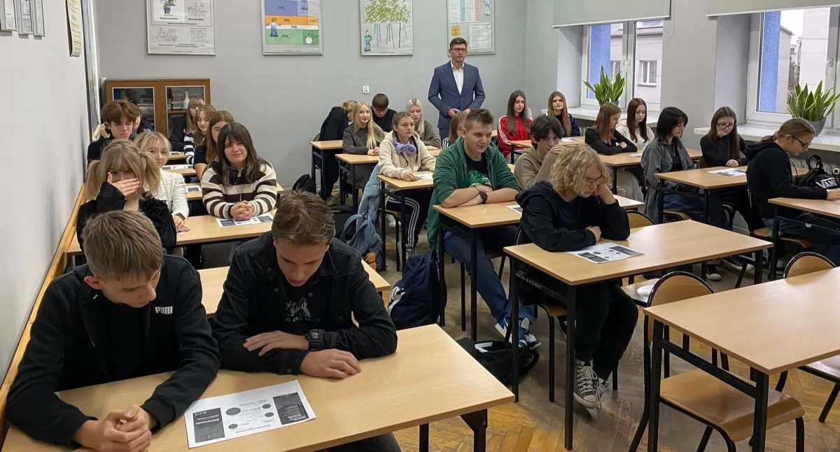  Światowy Tydzień Przedsiębiorczości. Powiatowy rzecznik konsumentów spotkał się z młodzieżą ze szkoły w Strzelcach Małych i II LO