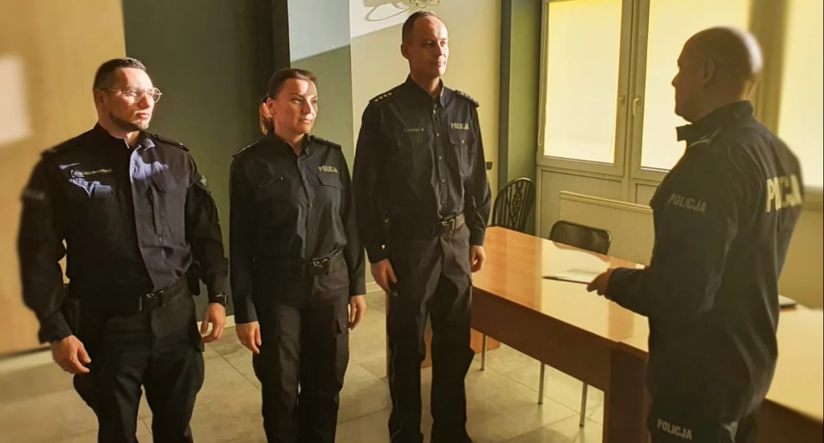 KPP Radomsko. Awanse na wyższe stopnie służbowe wręczone. Komendant: - Życzymy sukcesów