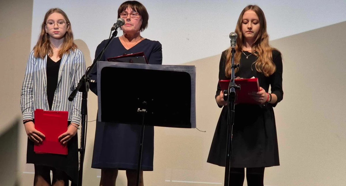 [ZDJĘCIA] Radomszczański oddział PCK świętuje swoje setne urodziny. Były kwiaty i gratulacje