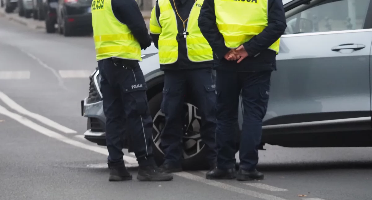 Spowiedź policjanta: Na rozmowę kwalifikacyjną przychodzą chłopcy w krótkich spodenkach i klapkach. 